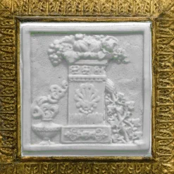 Specchio da parete classico dorato con placchette in porcellana biscuit di Capodimonte