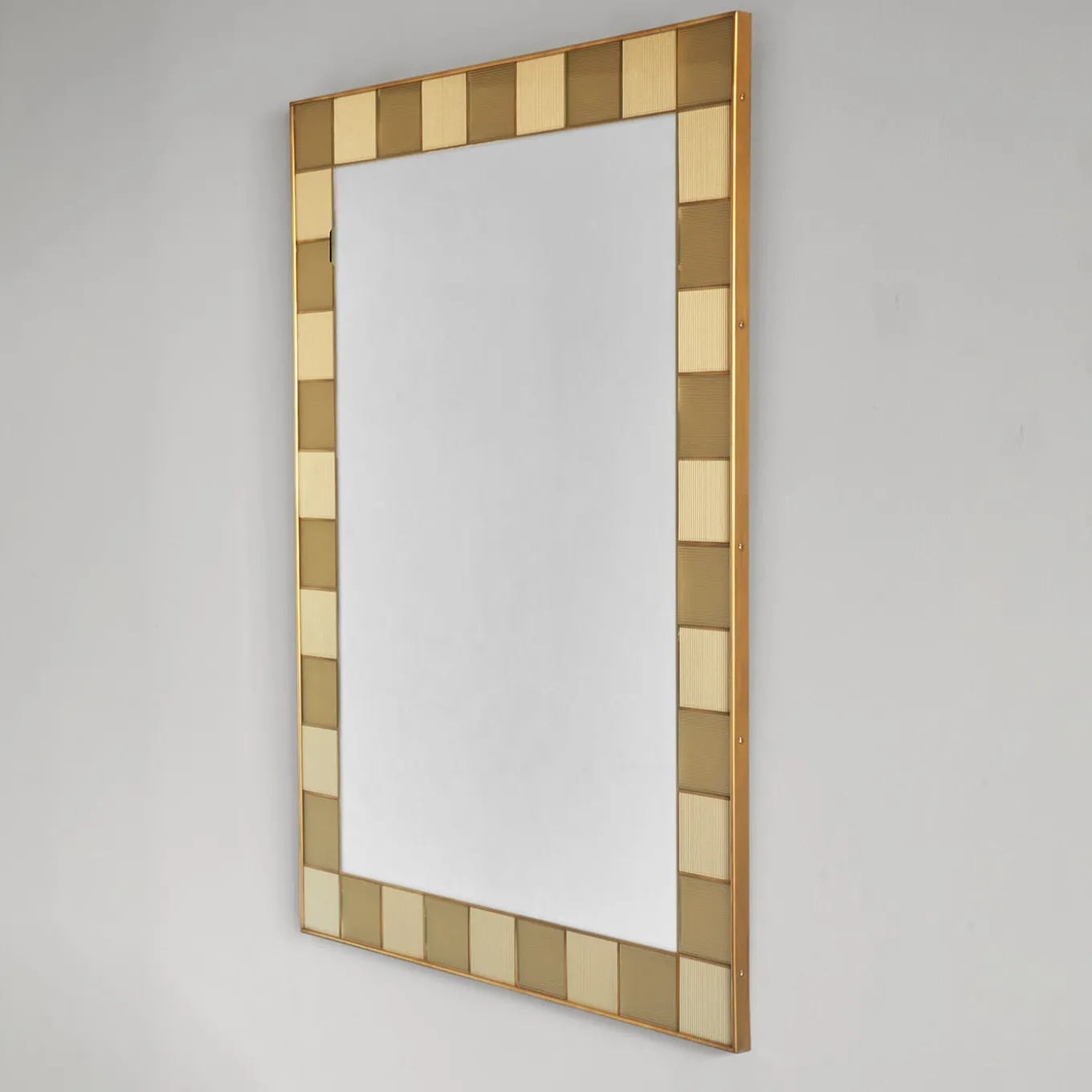 Specchio da parete in vetro e ottone satinato