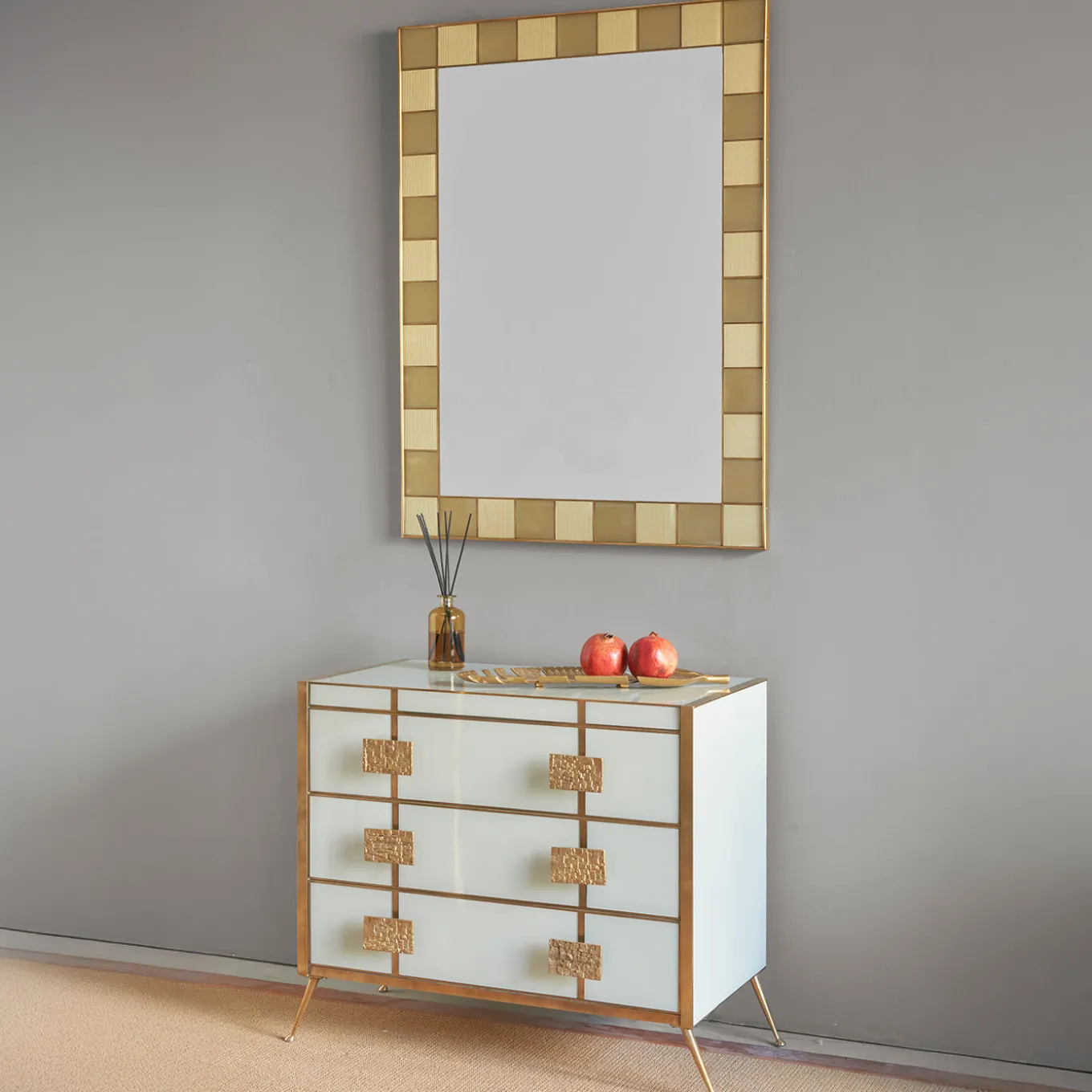 Specchio da parete in vetro e ottone satinato