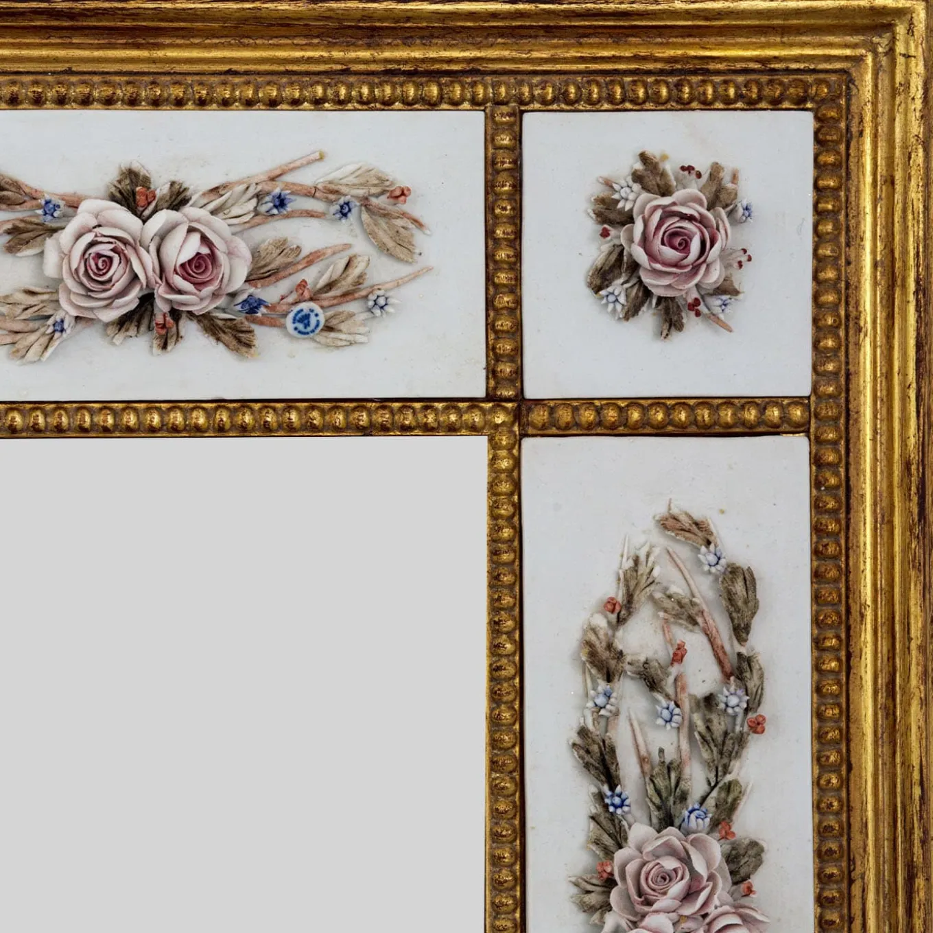 Specchio da Parete Oro con Porcellana Biscuit di Capodimonte e Rose Dipinte