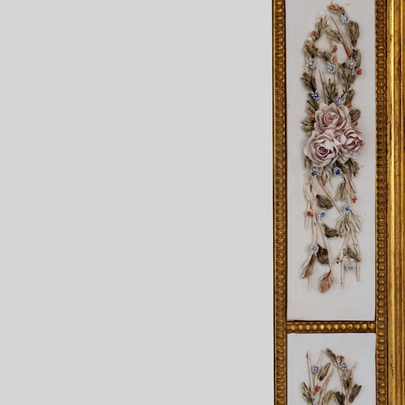 Specchio da Parete Oro con Porcellana Biscuit di Capodimonte e Rose Dipinte