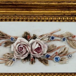 Specchio da Parete Oro con Porcellana Biscuit di Capodimonte e Rose Dipinte