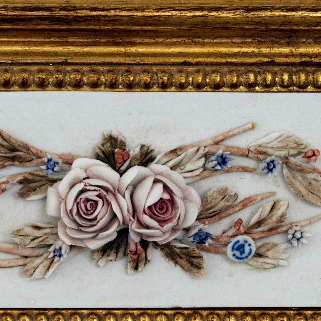 Specchio da Parete Oro con Porcellana Biscuit di Capodimonte e Rose Dipinte