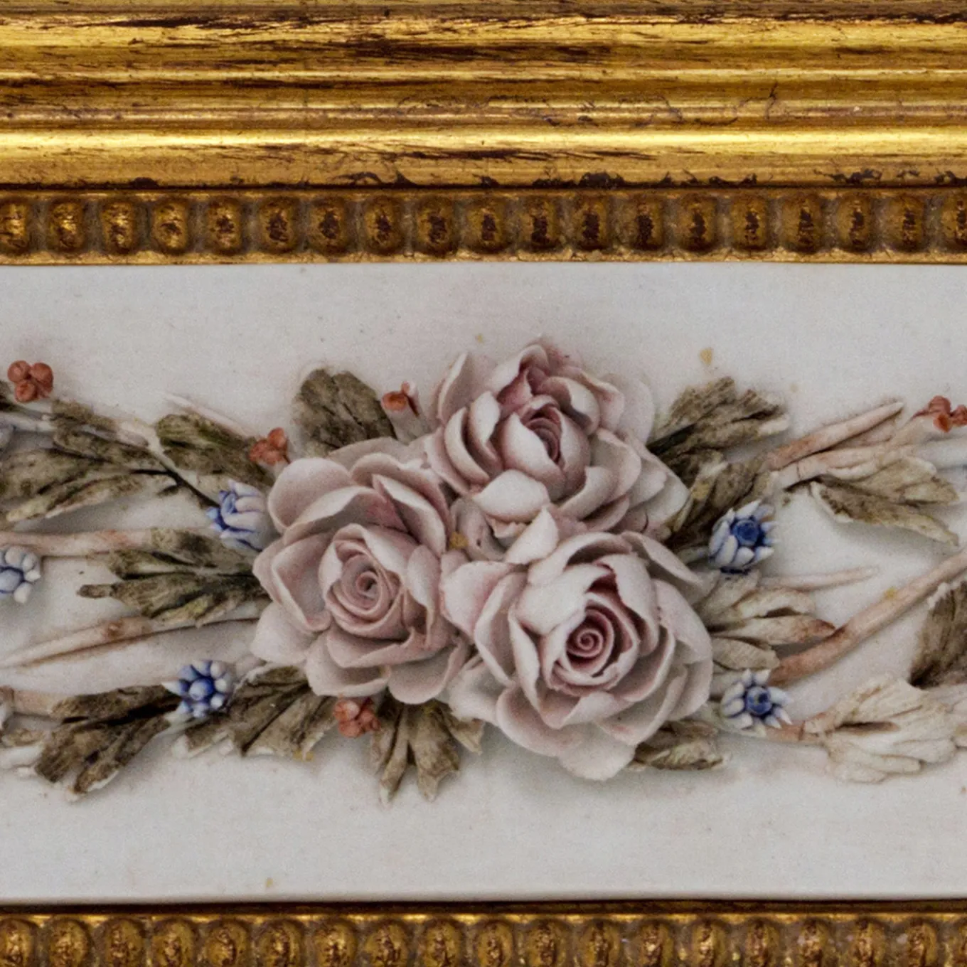 Specchio da Parete Oro con Porcellana Biscuit di Capodimonte e Rose Dipinte