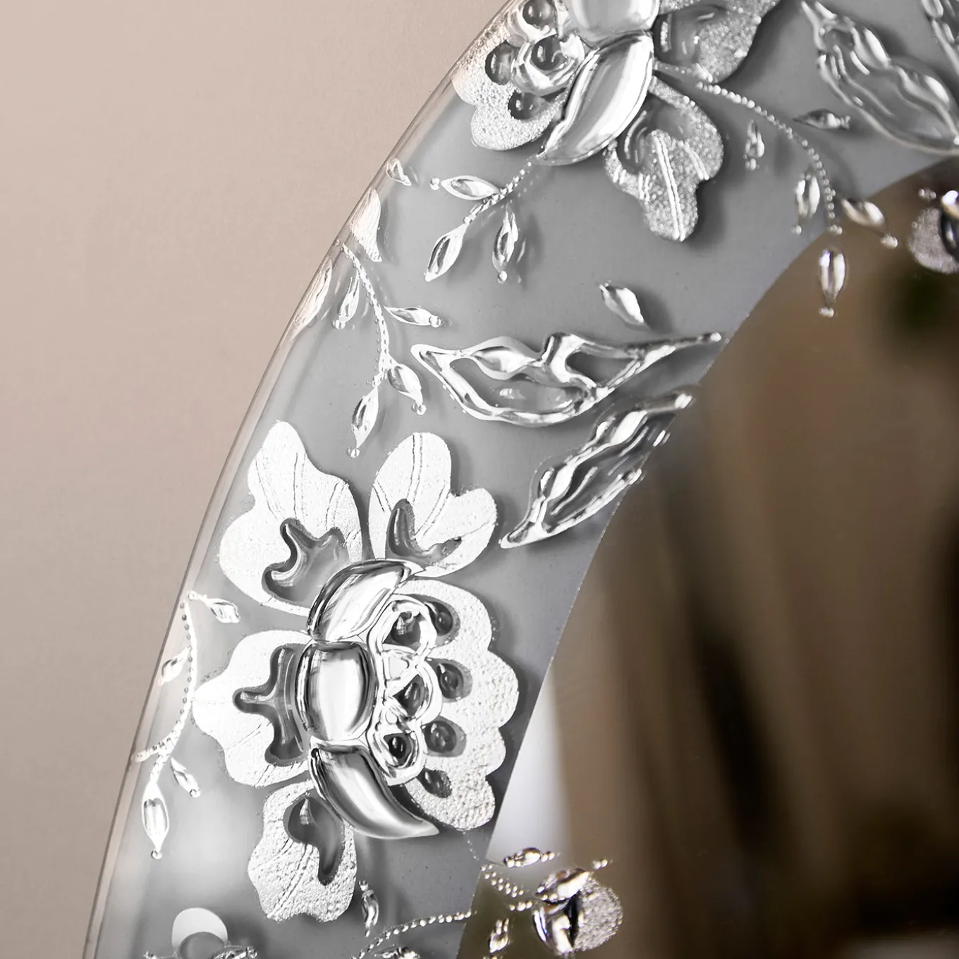 Specchio da parete ovale grande in vetro argento Isabelle