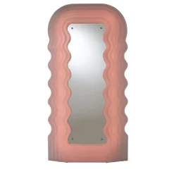 Specchio e lampada da terra Ultrafragola di Ettore Sottsass