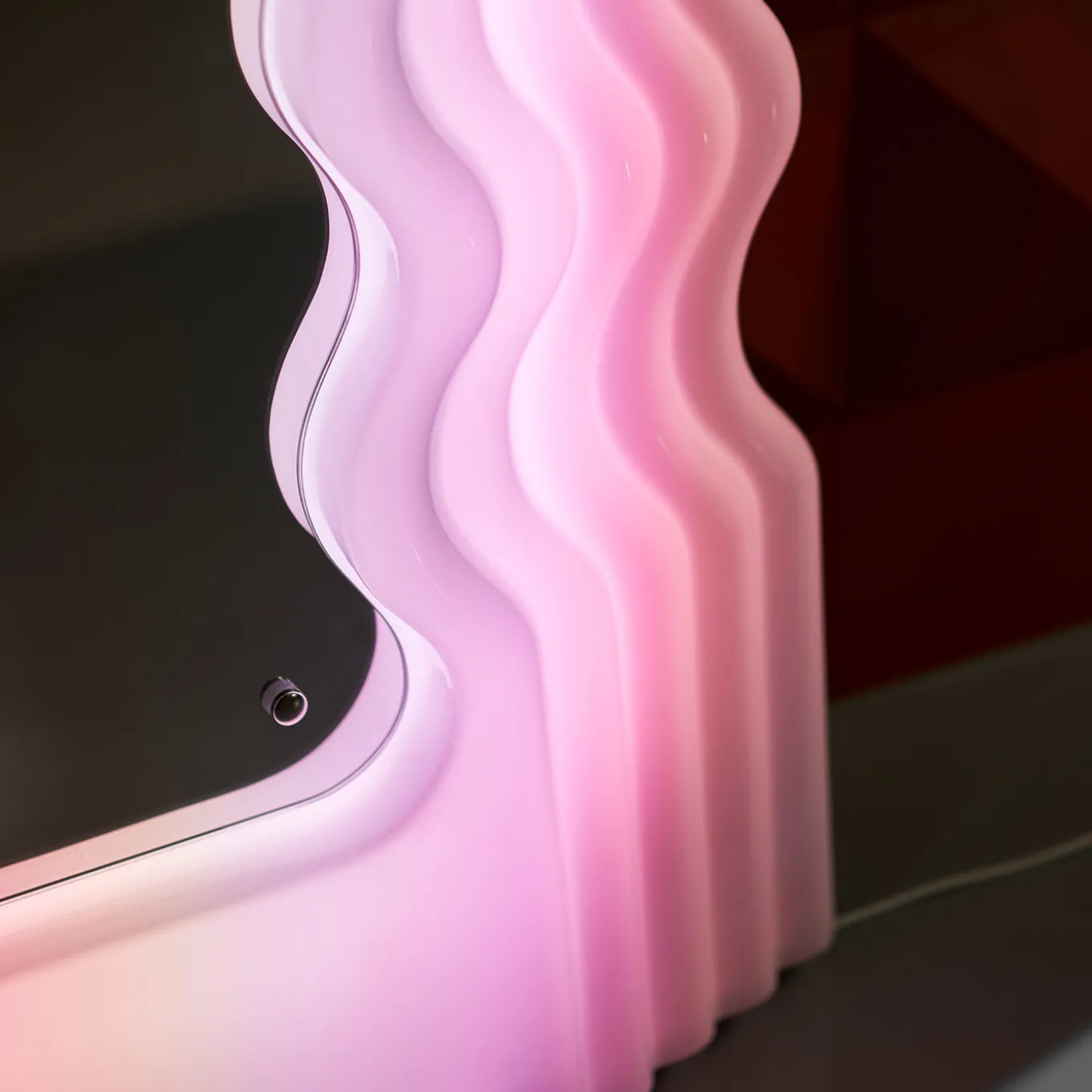 Specchio e lampada da terra Ultrafragola di Ettore Sottsass