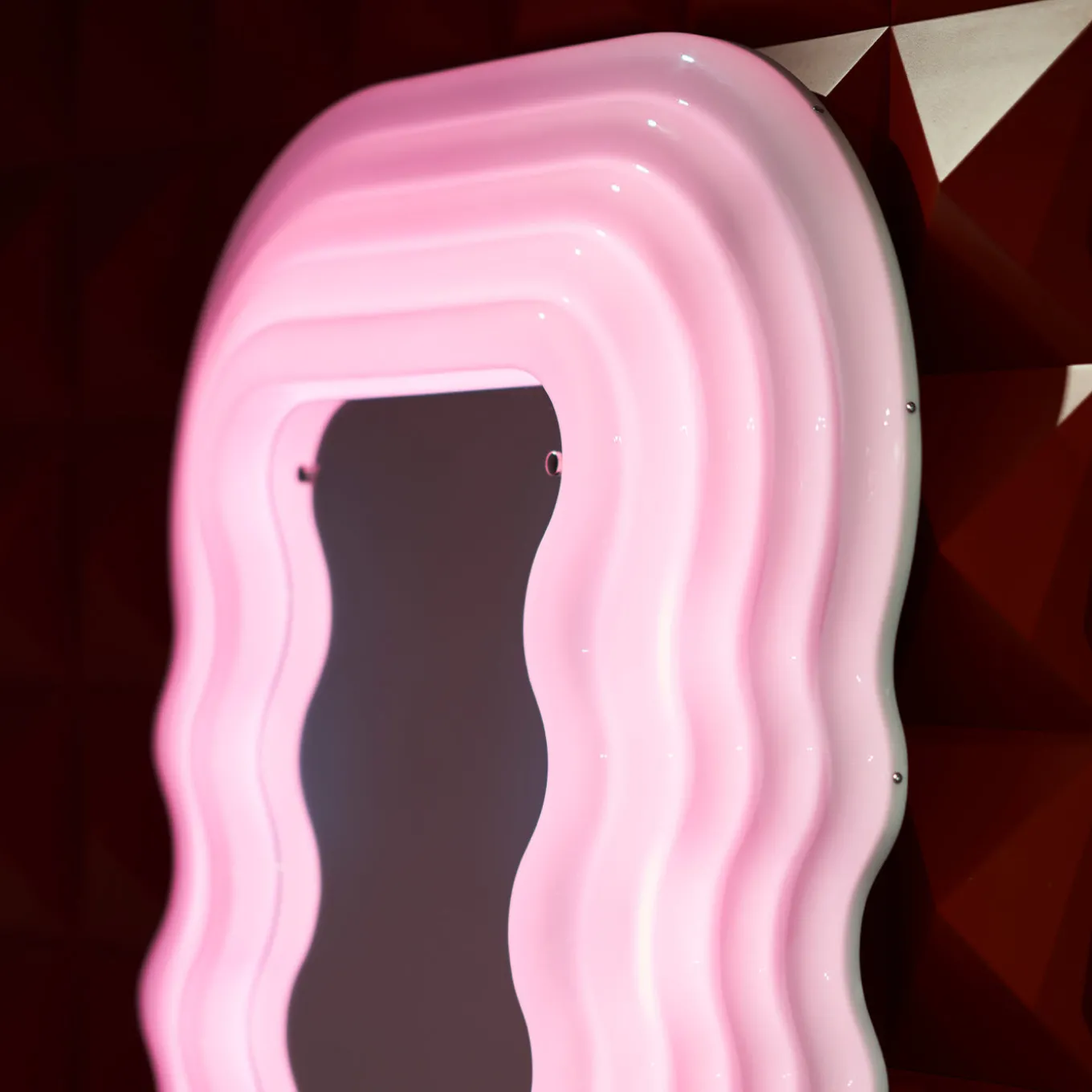 Specchio e lampada da terra Ultrafragola di Ettore Sottsass
