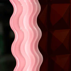 Specchio e lampada da terra Ultrafragola di Ettore Sottsass