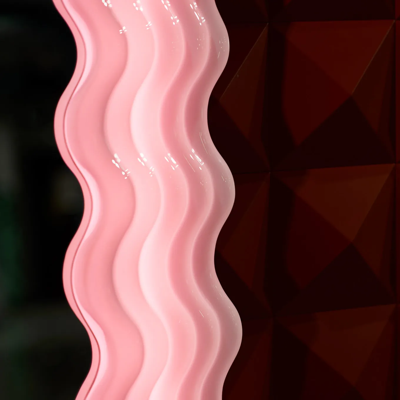 Specchio e lampada da terra Ultrafragola di Ettore Sottsass