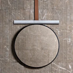 Specchio in marmo a tubo con cinturino in pelle