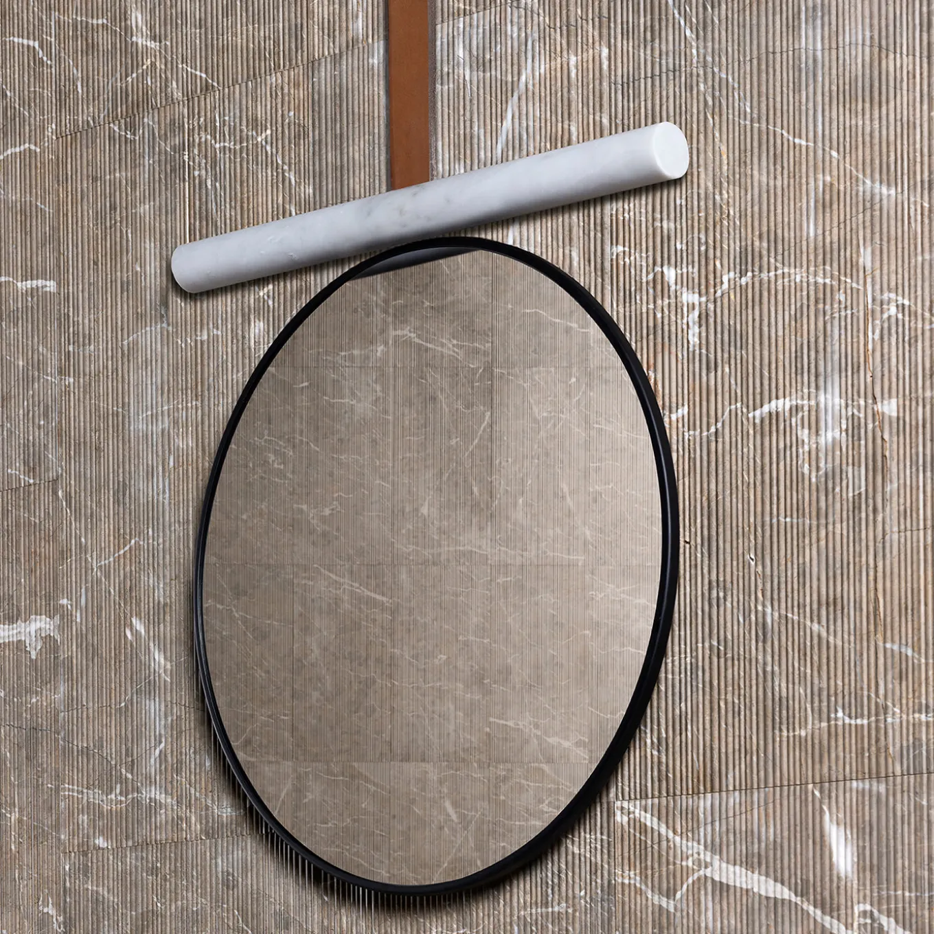 Specchio in marmo a tubo con cinturino in pelle