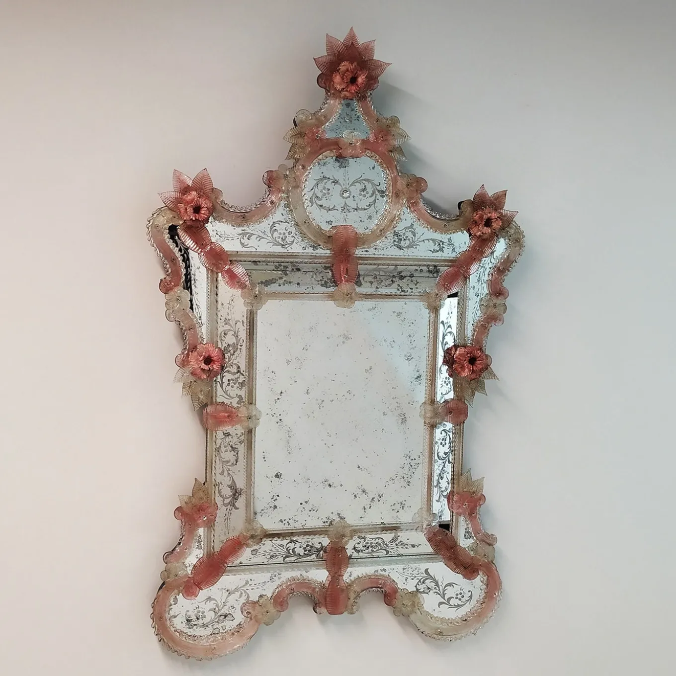 Specchio in vetro di Murano rosa Apollo di Fratelli Tosi