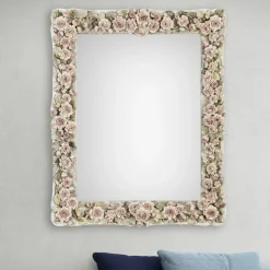 Specchio rettangolare con rose in porcellana di Capodimonte e finitura laccata bianco porcellana