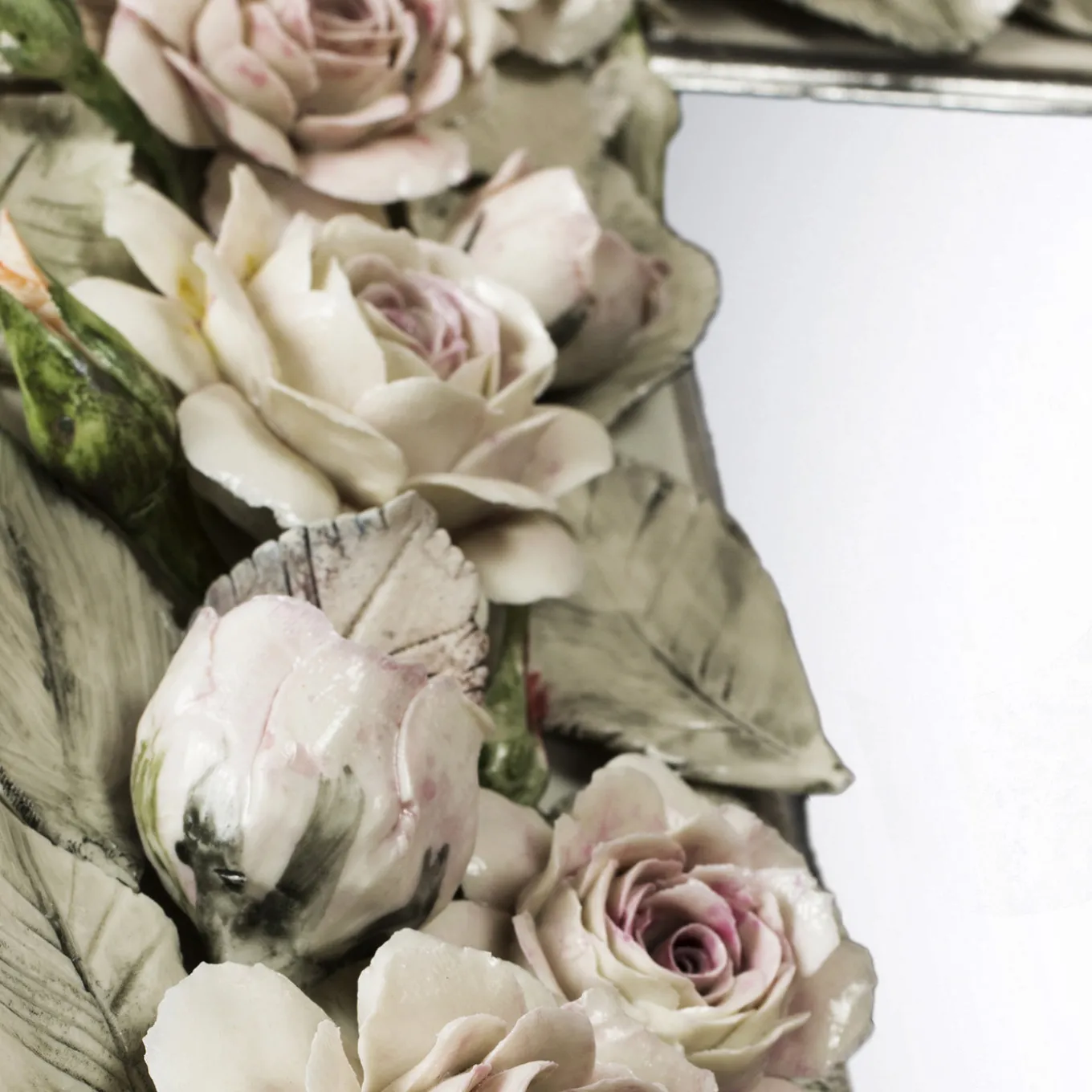 Specchio rettangolare con rose in porcellana di Capodimonte e finitura laccata bianco porcellana