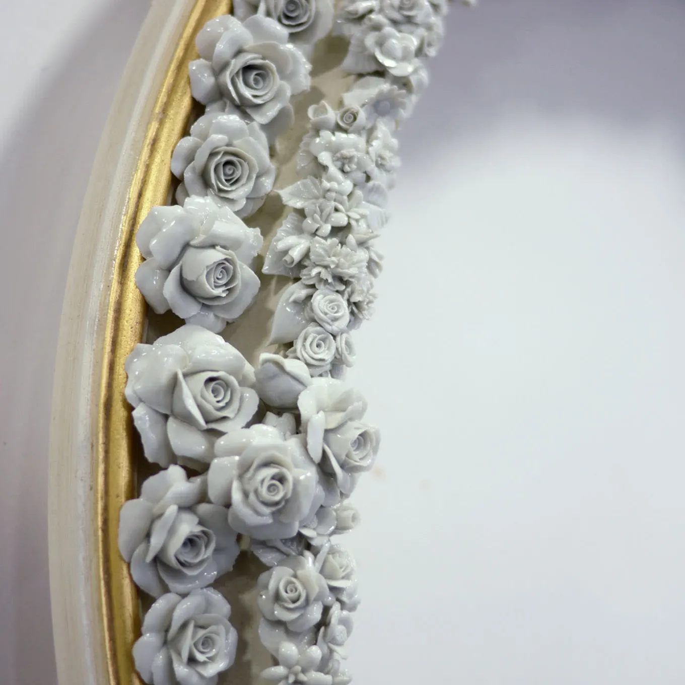 Specchio rotondo dorato con rose in porcellana di Capodimonte