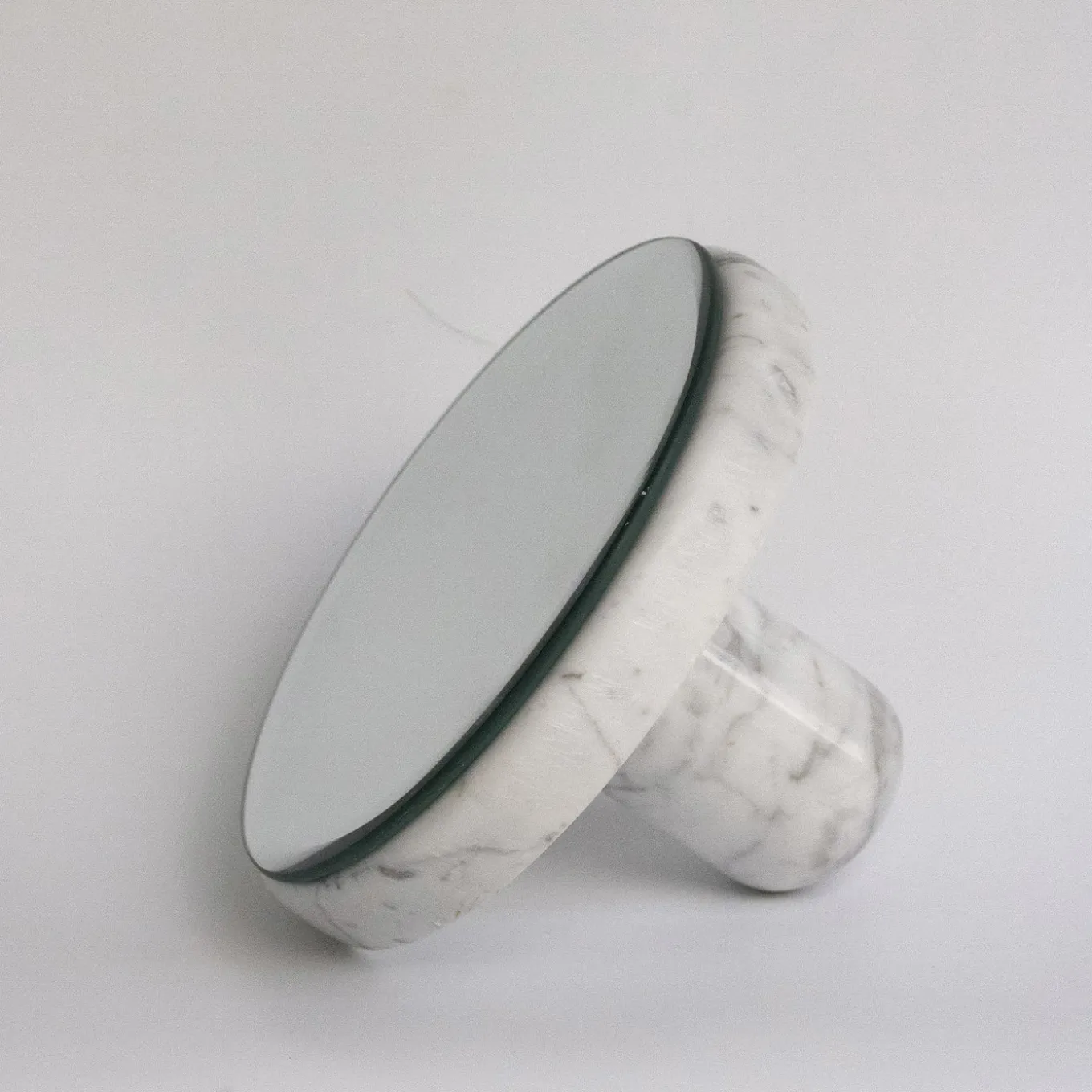 Specchio rotondo Pauline in marmo bianco di Carrara