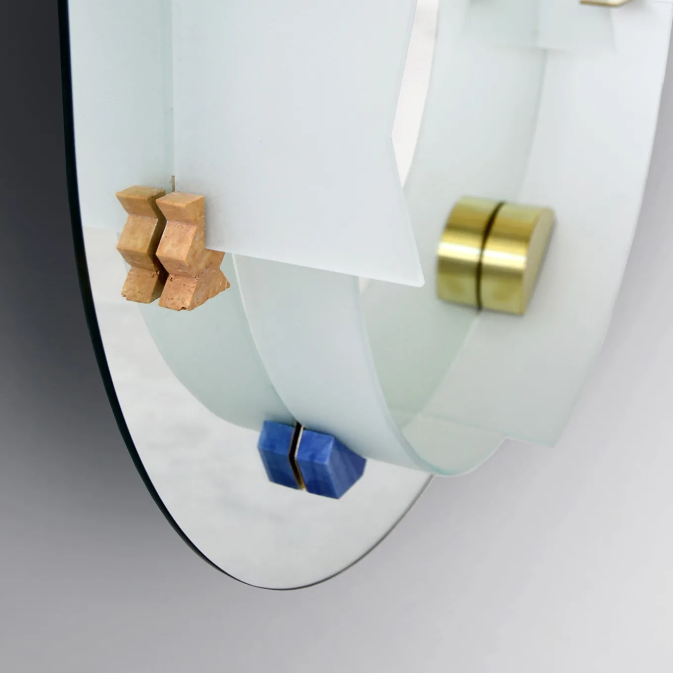 Specchio scultoreo in vetro satinato ovale Essenza