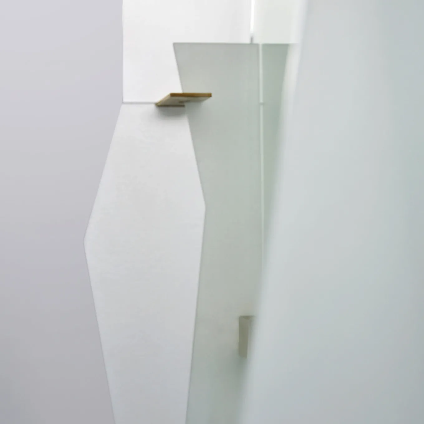 Specchio scultoreo in vetro satinato ovale Essenza