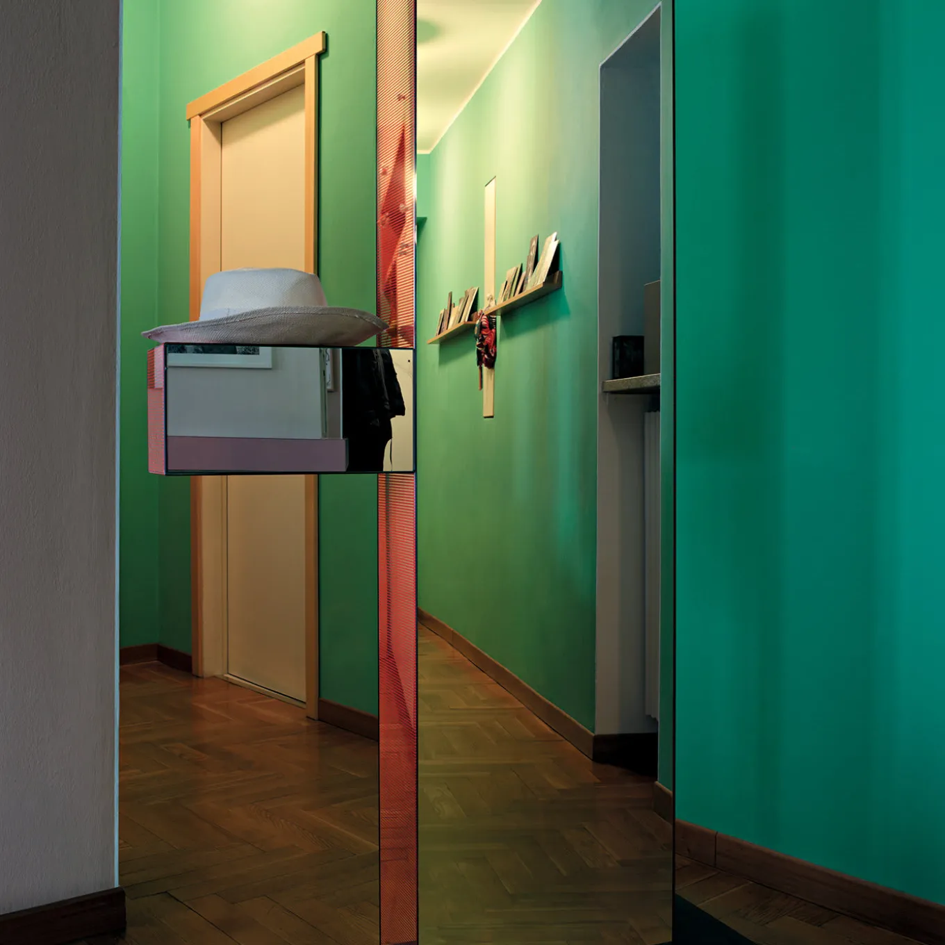 Specchio Totem Shibam 2 di Ettore Sottsass