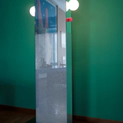 Specchio Totem Shibam 2 di Ettore Sottsass