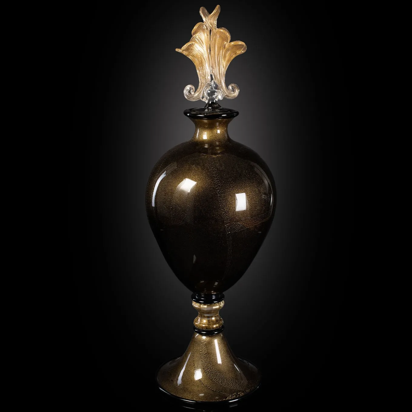 Stmat Vaso con piede in nero e oro 24K con coperchio
