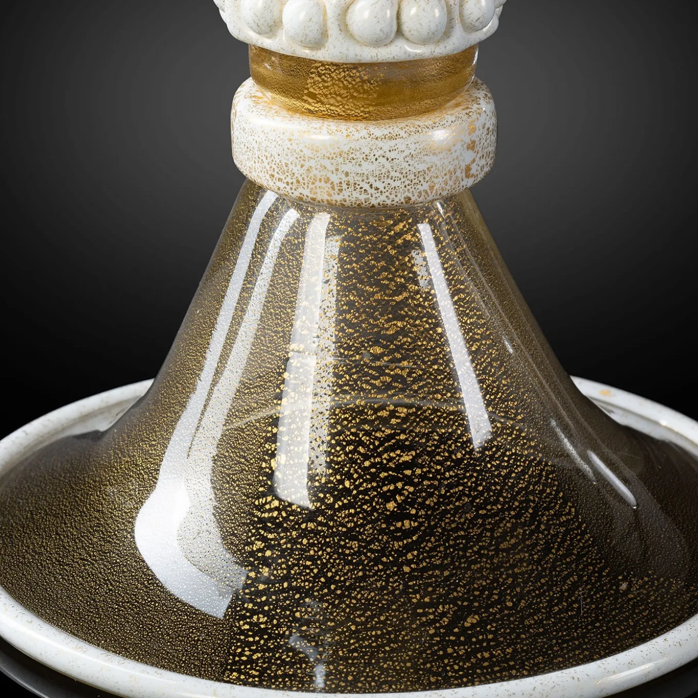 Stmat Vaso con piede in oro e bianco 24 carati con coperchio