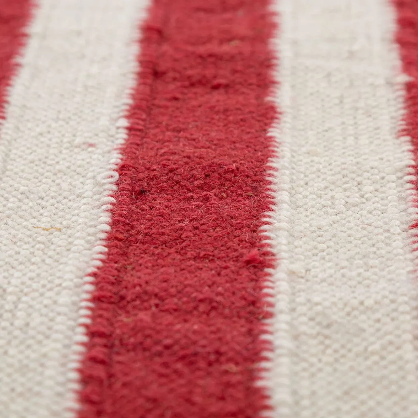 Tappeto Aprezo Garnet Undyed White Dhurrie
