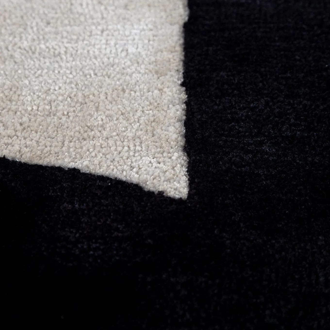 Tappeto Blocks in Ebony and White di Keith Pillow da Daaa Haus