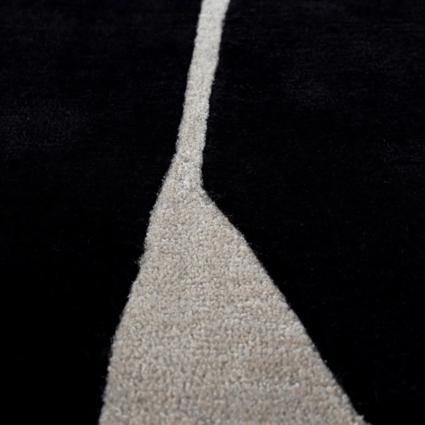 Tappeto Cross Section Ebony White di Keith Pillow da Daaa Haus