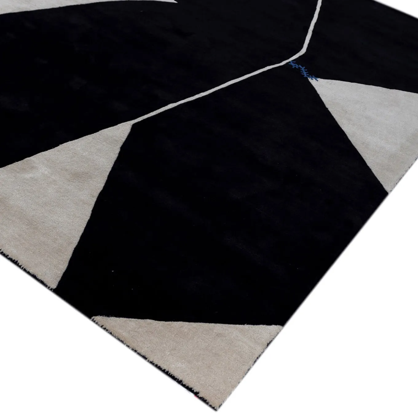 Tappeto Cross Section Ebony White di Keith Pillow da Daaa Haus