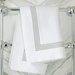 Tappeto da bagno Four Generations bianco e grigio chiaro