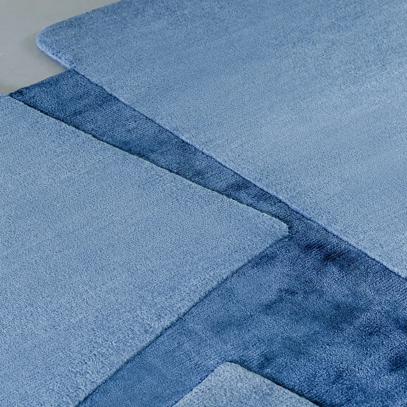 Tappeto Lettera Aperta Annodato a Mano in Tessuto Blu