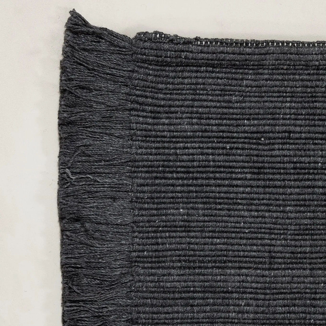 Tappeto Pierre Charcoal Recycled PET In&Outdoor di Carlotta Fortuna