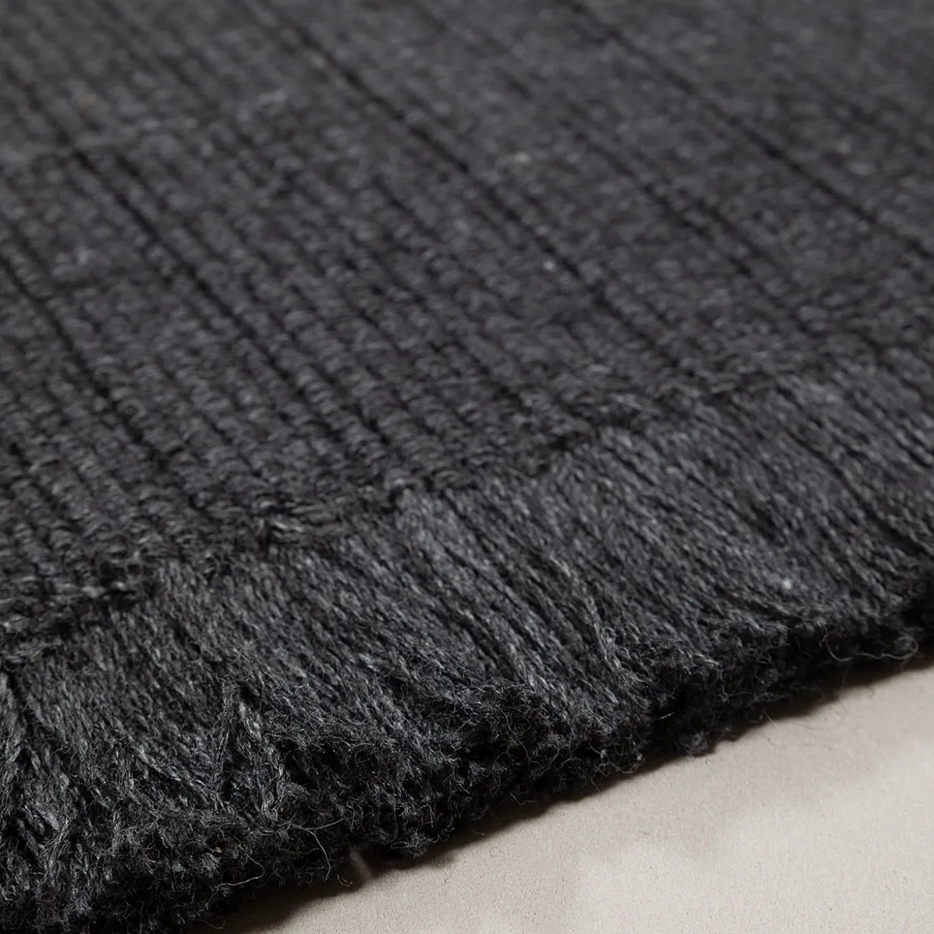 Tappeto Pierre Charcoal Recycled PET In&Outdoor di Carlotta Fortuna