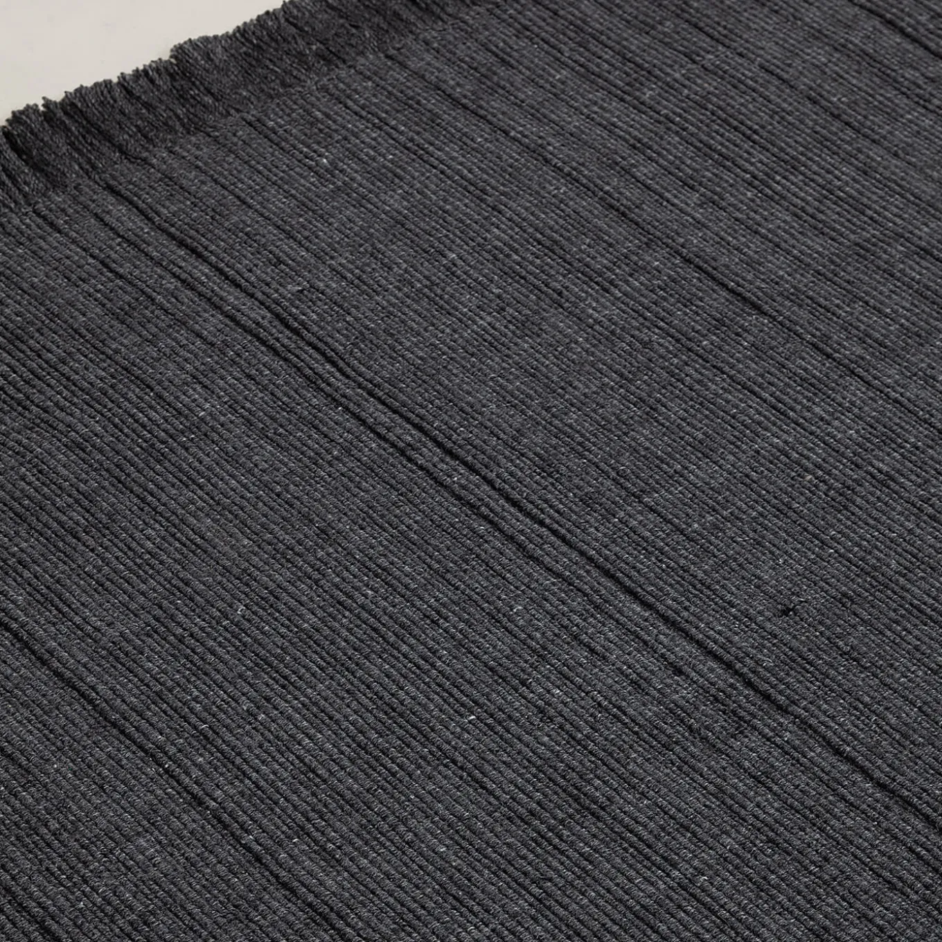 Tappeto Pierre Charcoal Recycled PET In&Outdoor di Carlotta Fortuna