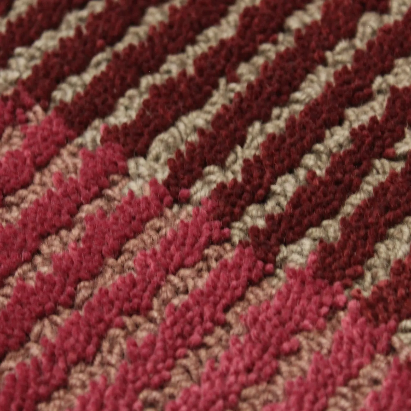Tappeto Selce #4 Emathite Red di Studio Salaris