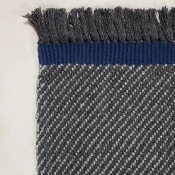 Tappeto Sesamo Charcoal Recycled PET In&Outdoor di Carlotta Fortuna