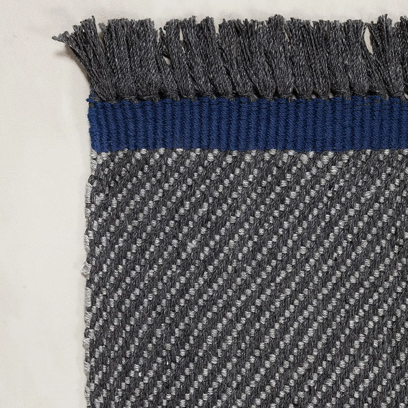Tappeto Sesamo Charcoal Recycled PET In&Outdoor di Carlotta Fortuna