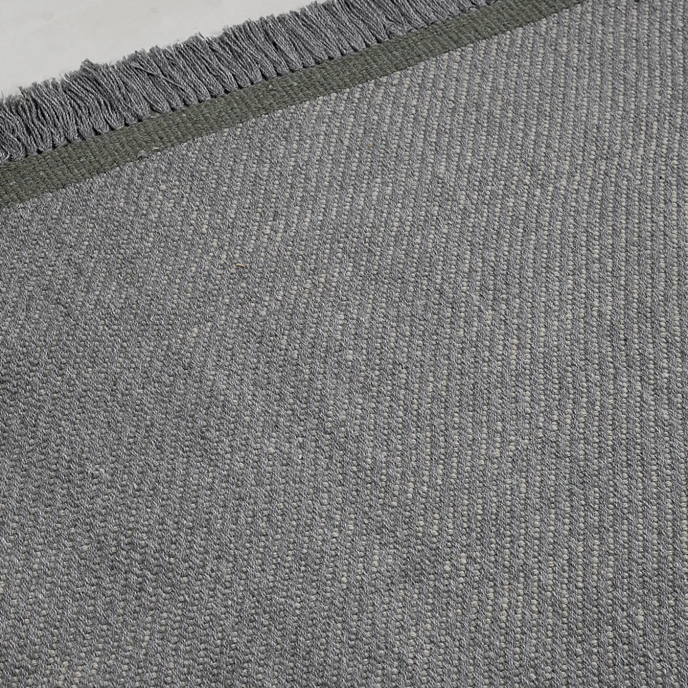 Tappeto Sesamo Taupe in PET riciclato In&Outdoor di Carlotta Fortuna #1