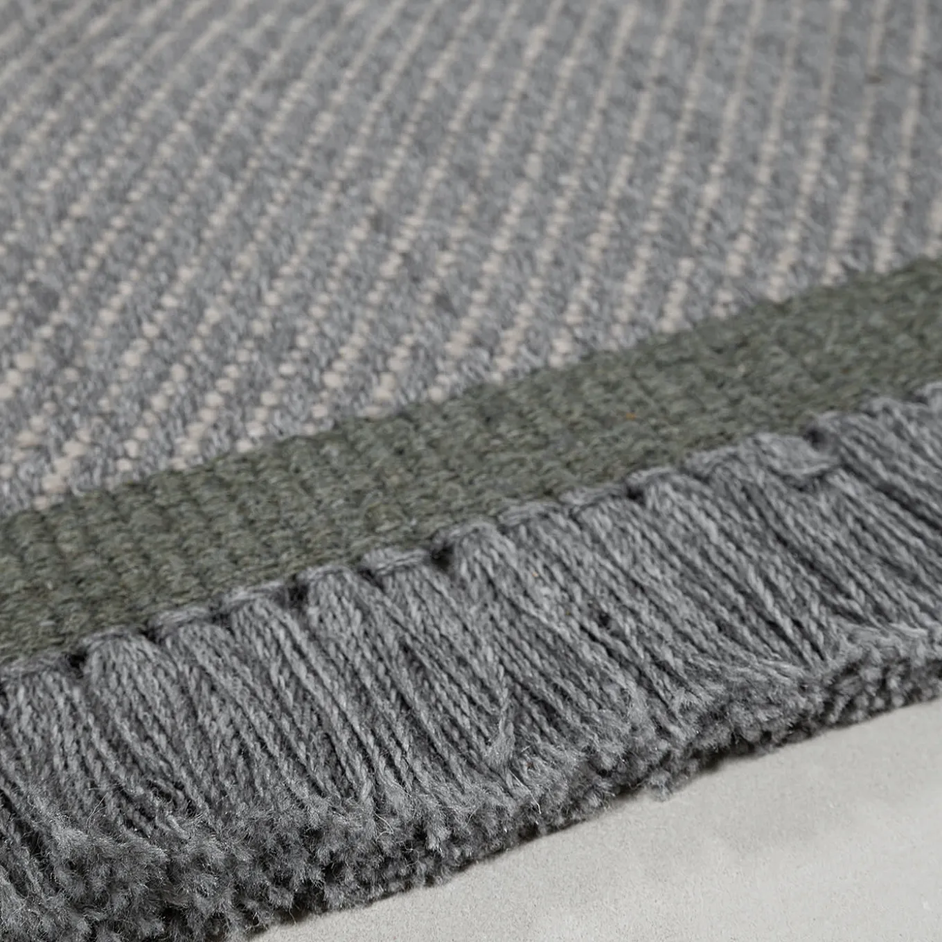 Tappeto Sesamo Taupe in PET riciclato In&Outdoor di Carlotta Fortuna #1