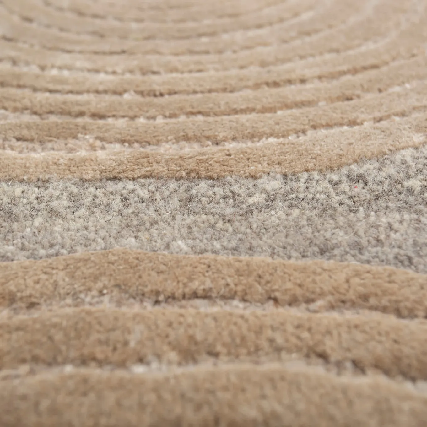 Tappeto Subtle Grooves Soft Beige & Natural Gray trapuntato a mano