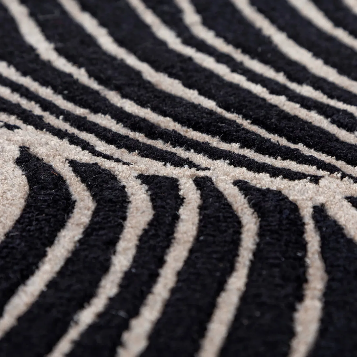Tappeto Velvety Vortex Ebony & Antique White trapuntato a mano