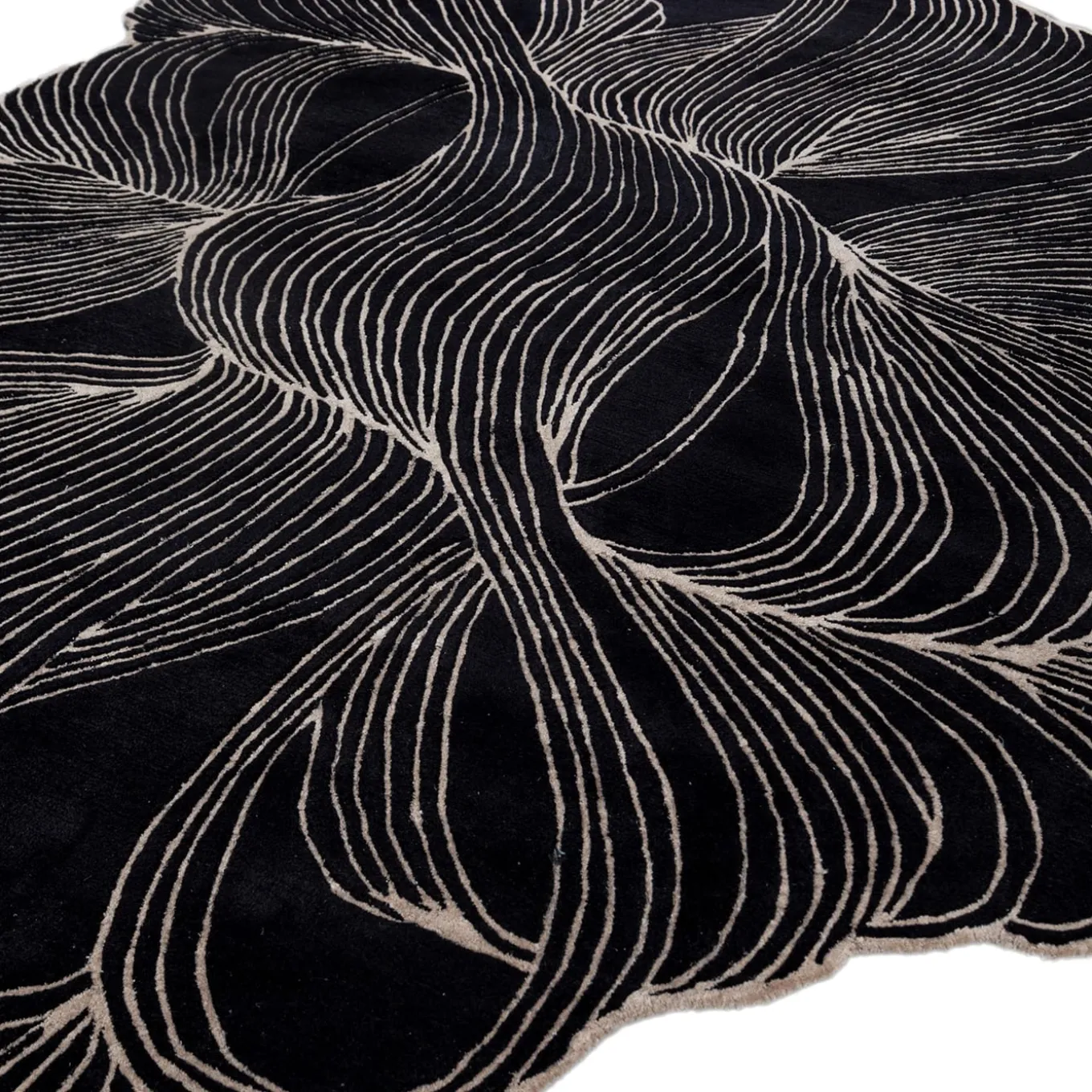 Tappeto Velvety Vortex Ebony & Antique White trapuntato a mano