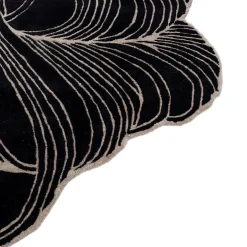 Tappeto Velvety Vortex Ebony & Antique White trapuntato a mano