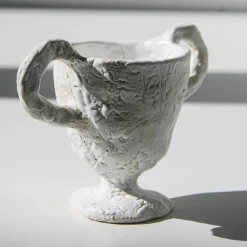 Tazza con piedino bianco e manici