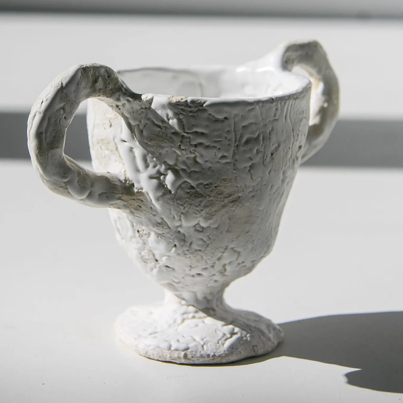 Tazza con piedino bianco e manici
