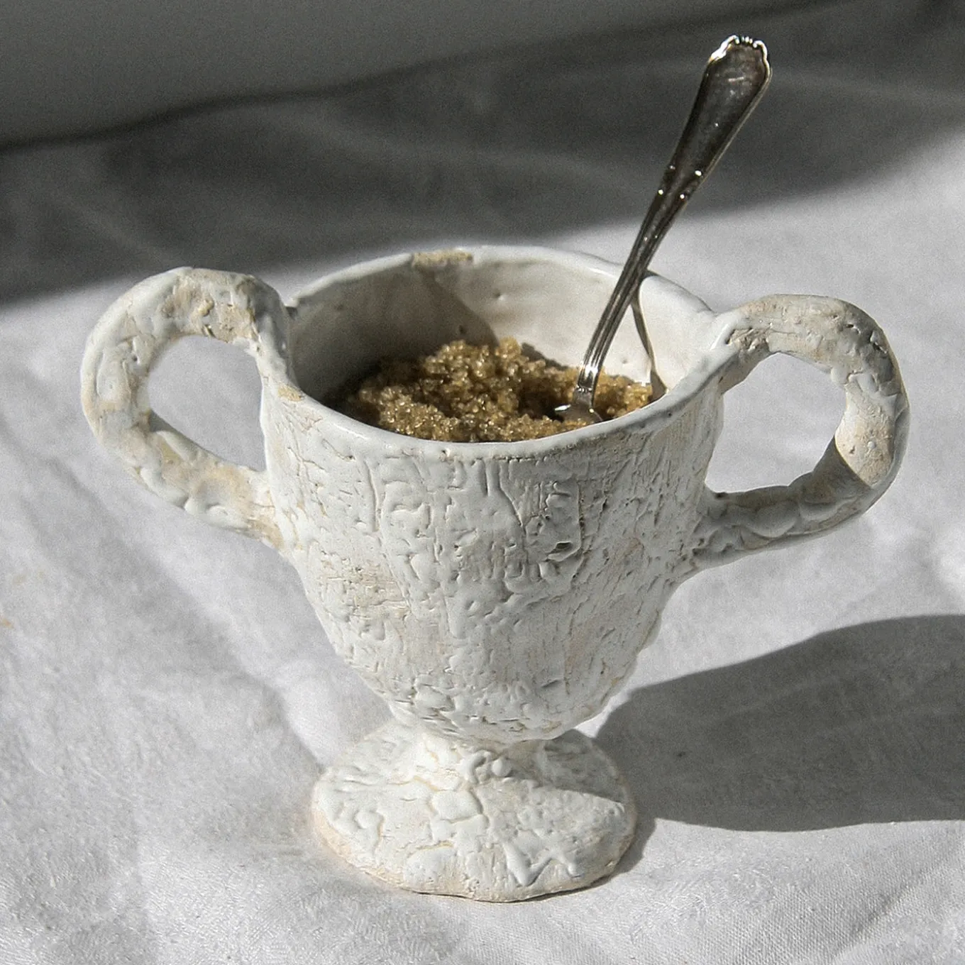 Tazza con piedino bianco e manici