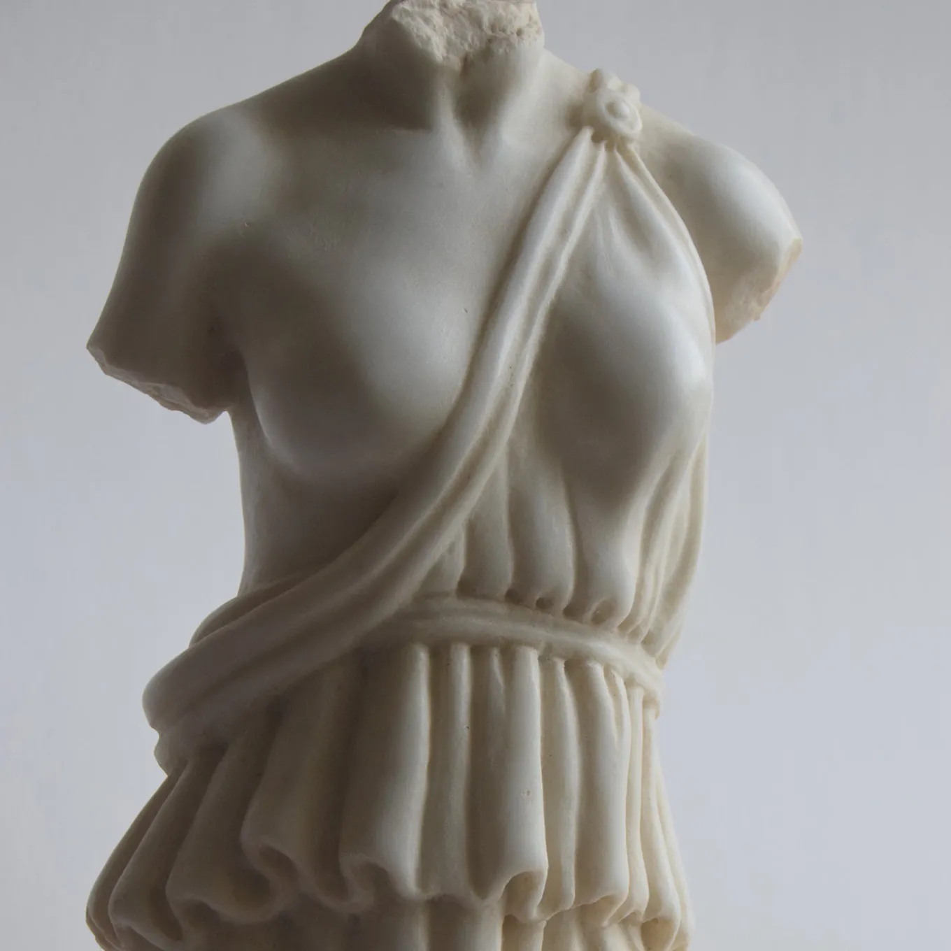 Torso Femminile con Tunica Scultura in Marmo di Carrara con base