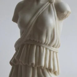 Torso Femminile con Tunica Scultura in Marmo di Carrara con base